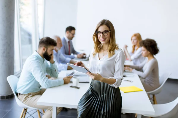 Joven Gerente Atractiva Mujer Que Trabaja Tableta Digital Mientras Está — Foto de Stock