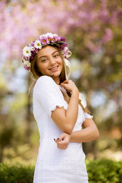 Portrait Pretty Young Woman Wreath Fresh Flowers Head Park — Stock Photo, Image