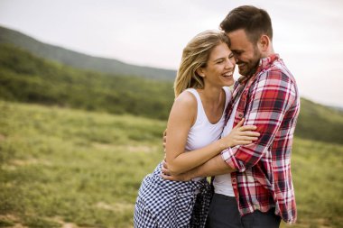 Bahar doğa eğlence genç sevgi dolu coulpe