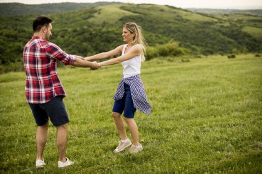 Bahar doğa eğlence genç sevgi dolu coulpe