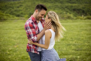 Bahar doğa eğlenmek coulpe kucaklayan seven genç