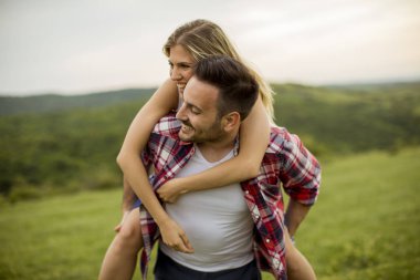 Bahar doğa eğlence genç sevgi dolu coulpe