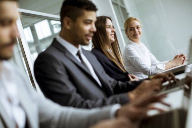 Grup ofis fikirlerini paylaşan çok ırklı iş adamları