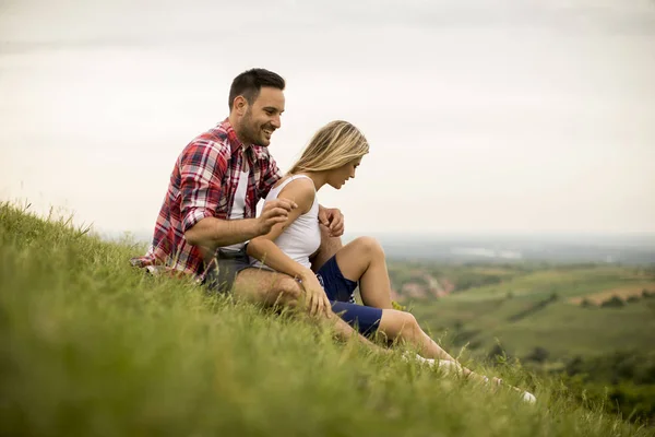 Coppia Amorevole Seduta Abbracciata Sull Erba Montagna — Foto Stock