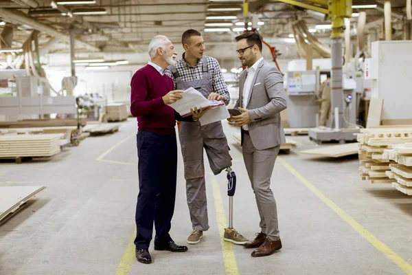 Porträtt Tre Män Står Och Diskutera Möbelfabrik — Stockfoto