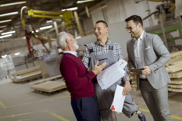 Portret Van Drie Mannen Staan Bespreken Meubelfabriek — Stockfoto