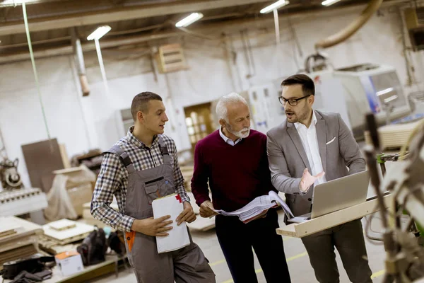 Portrait Trois Hommes Debout Discuter Dans Usine Meubles — Photo