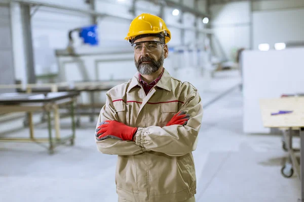 Retrato Belo Engenheiro Meia Idade Fábrica — Fotografia de Stock