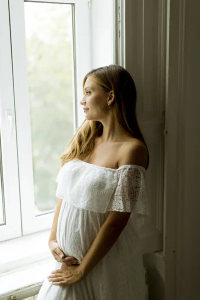 Mulher Grávida Muito Jovem Junto Janela — Fotografia de Stock