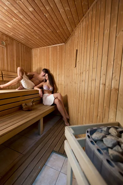 幸福的夫妻有蒸汽浴室桑拿房 — 图库照片