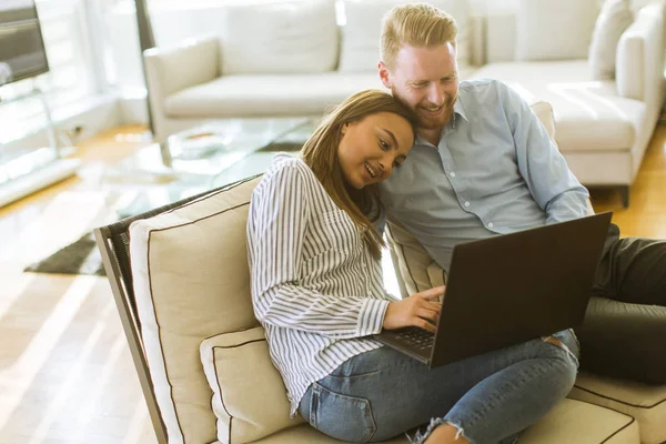 Casal Jovem Usando Laptop Quarto — Fotografia de Stock