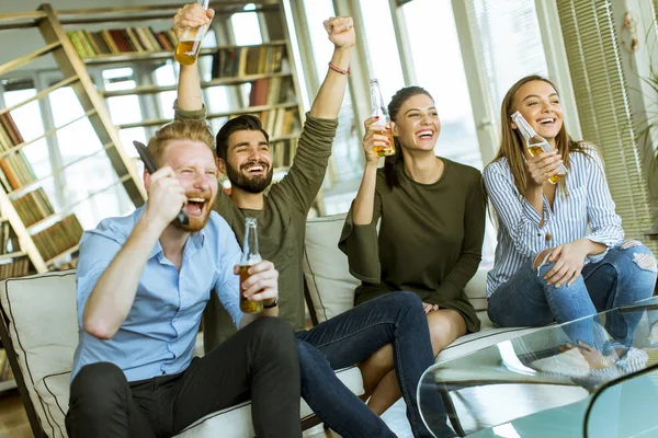 Grupp Unga Vänner Tittar Dricka Cider Och Roligt Rummet — Stockfoto