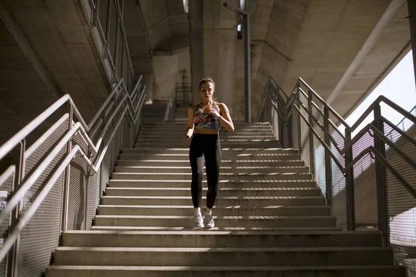 Jeune Femme Fitness Faisant Des Exercices Plein Air Dans Environnement — Photo