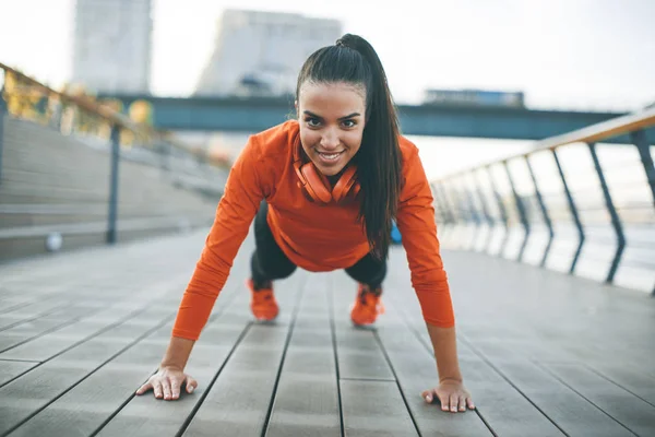 Jovem Mulher Exercícios Calçadão Depois Correr Manhã — Fotografia de Stock