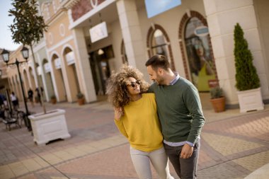 Güzel genç çok ırklı çift sokakta yürüme