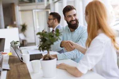 Bir buluşma terbiye ederken eller iin office sallayarak iş adamları