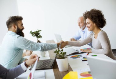 Bir buluşma terbiye ederken eller iin office sallayarak iş adamları