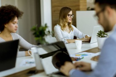 Modern ofisinde çalışan başarılı iş adamları