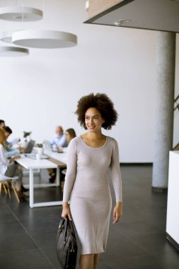 Bir strateji tartışmak ve birlikte bürosundan çıkarken işkadını iken ofiste çalışan iş adamları, görüntüleme