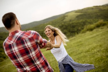 Bahar doğa eğlence genç sevgi dolu coulpe