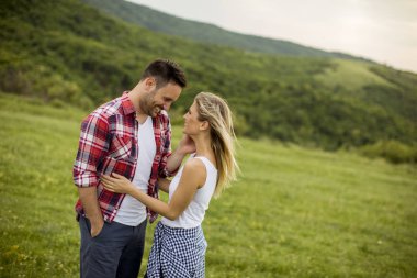 Bahar doğa eğlenmek coulpe kucaklayan seven genç