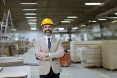 Kask bir depo ile takım üst düzey yakışıklı işadamı portresi