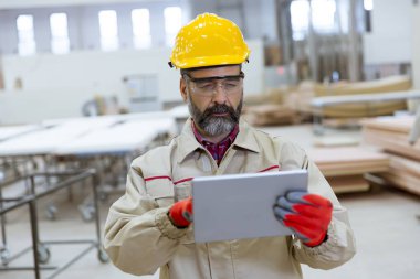 Dijital tablet ile fabrika eserlerinde kontrol kask ile Handosme Kıdemli mühendis