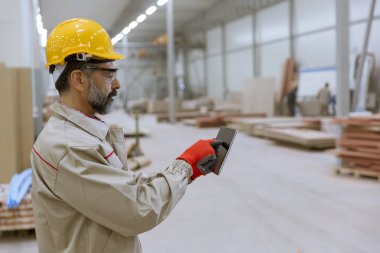 Dijital tablet ile fabrika eserlerinde kontrol kask ile Handosme Kıdemli mühendis