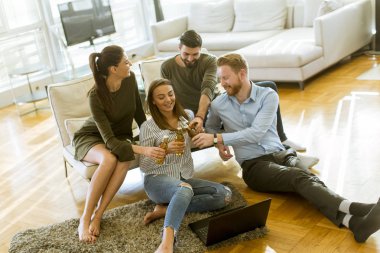 Gençlerin grup pizza yeme ve modern iç elma şarabı içme mutlu