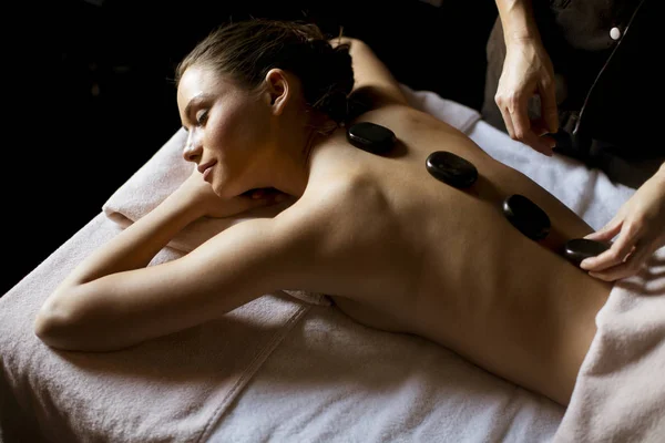 Mulher Bonita Tendo Seu Ombro Corpo Massageados Com Pedras Quentes — Fotografia de Stock