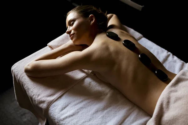 Mooie Jonge Vrouw Met Een Hot Stone Massagetherapie — Stockfoto