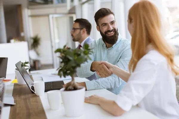 Mensen Uit Het Bedrijfsleven Schudden Handen Iin Office Tijdens Het — Stockfoto