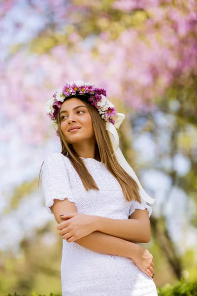 Portrait Pretty Young Woman Wreath Fresh Flowers Head Park — Stock Photo, Image