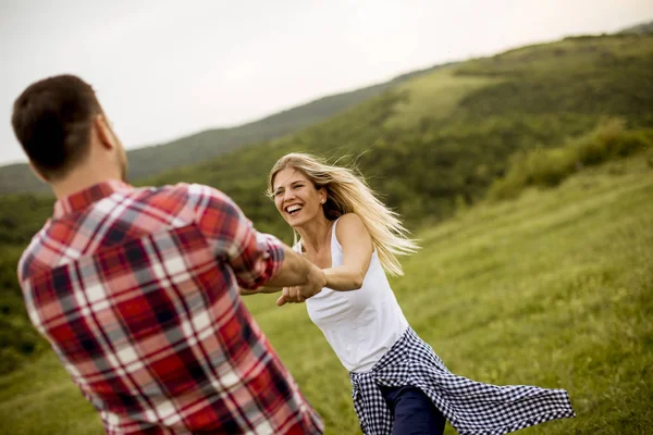 Bahar doğa eğlence genç sevgi dolu coulpe