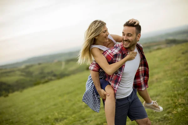 Junges Liebespaar Hat Spaß Der Frühlingsnatur — Stockfoto