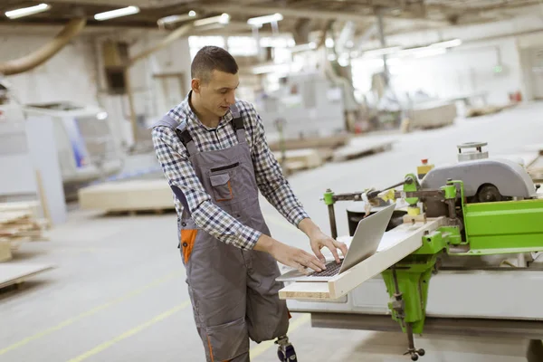 Funktionshindrade Ung Man Med Konstgjord Ben Arbetar Möbler Fabriken — Stockfoto