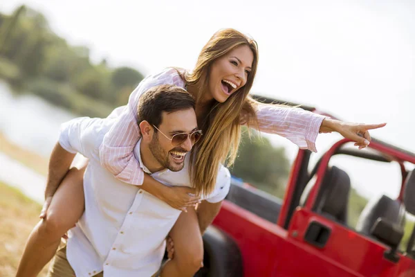 Mujer Joven Hombre Que Divierten Aire Libre Cerca Coche Día — Foto de Stock