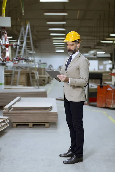 Portrait Homme Affaires Âge Moyen Avec Tablette Numérique Dans Usine — Photo