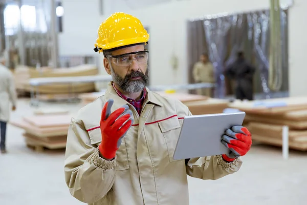 Ingénieur Senior Handosme Avec Casque Contrôle Fonctionne Usine Avec Tablette — Photo