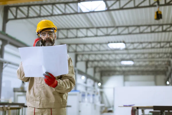 Ingeniero Maduro Guapo Mirando Plan Usando Teléfono Móvil Fábrica — Foto de Stock