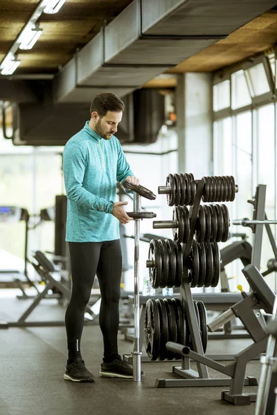 Yakışıklı Genç Adam Eğitim Salonunda Dumbbells Hazırlama — Stok fotoğraf