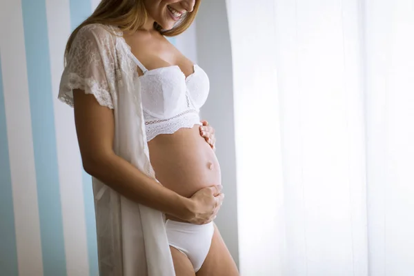 Hezká Mladá Těhotná Žena Stojící Zdi Místnosti — Stock fotografie