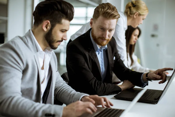 Grupp Affärsmän Som Delar Deras Idéer Kontoret — Stockfoto