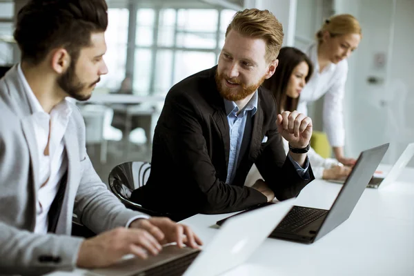 Gruppo Uomini Affari Multietnici Che Condividono Loro Idee Ufficio — Foto Stock