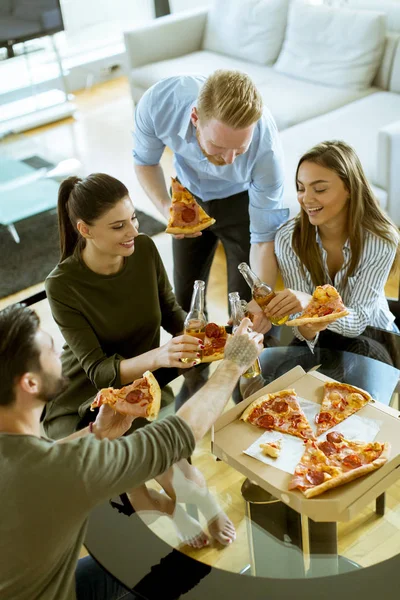 Ομάδα Νέων Χαρούμενος Τρώει Πίτσα Και Πίνουν Μηλίτη Στο Μοντέρνο — Φωτογραφία Αρχείου