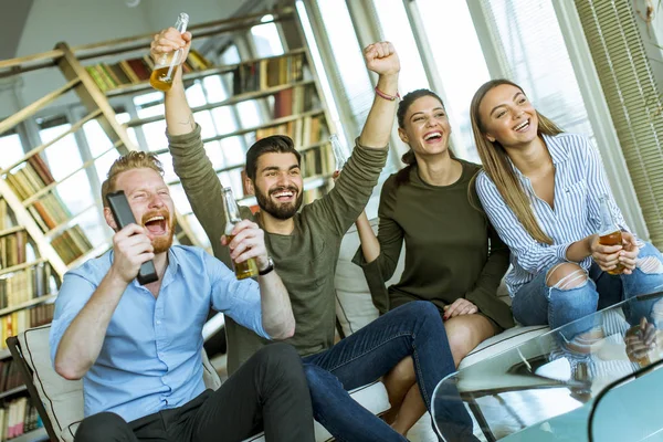 Grupp Unga Vänner Tittar Dricka Cider Och Roligt Rummet — Stockfoto