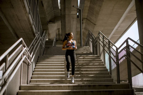 Genç Fitness Kadın Kentsel Çevre Açık Yapıyor — Stok fotoğraf