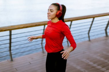 Nehir boyunca çalışan aktif genç güzel kadın, görüntüleme