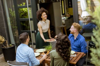 Mutlu genç insanlar avluda öğle yemeği ve bir iyi eğlenceler
