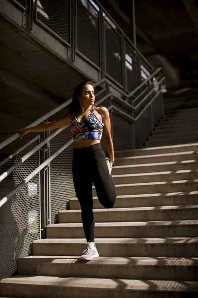 Joven Mujer Fitness Haciendo Ejercicios Aire Libre Medio Ambiente Urbano — Foto de Stock